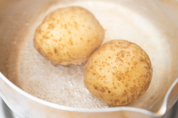 じゃがいもを皮のまま茹でる